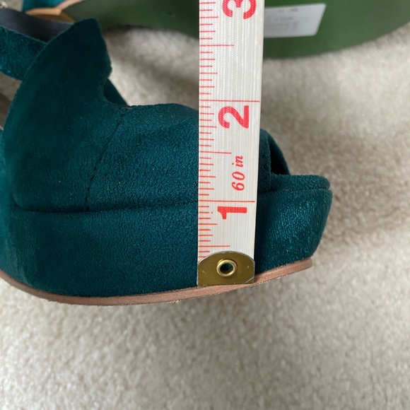 **BRAND NEW WEDGES HEELS** - Picture 7 of 8